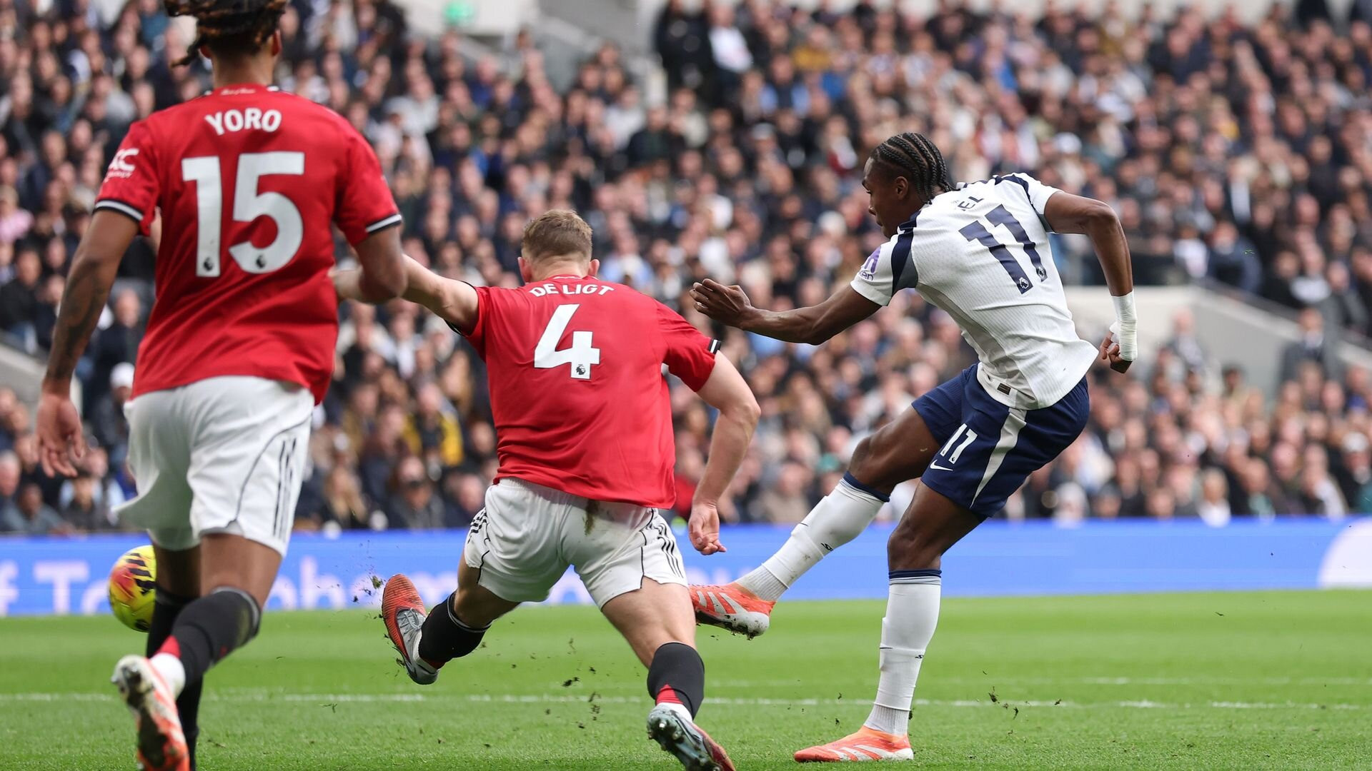 resources_premierleague_pulselive_com 2025 11 08T141346Z_225820988_UP1ELB813IWD7_RTRMADP_3_SOCCER ENGLAND TOT MUN (2).jpg