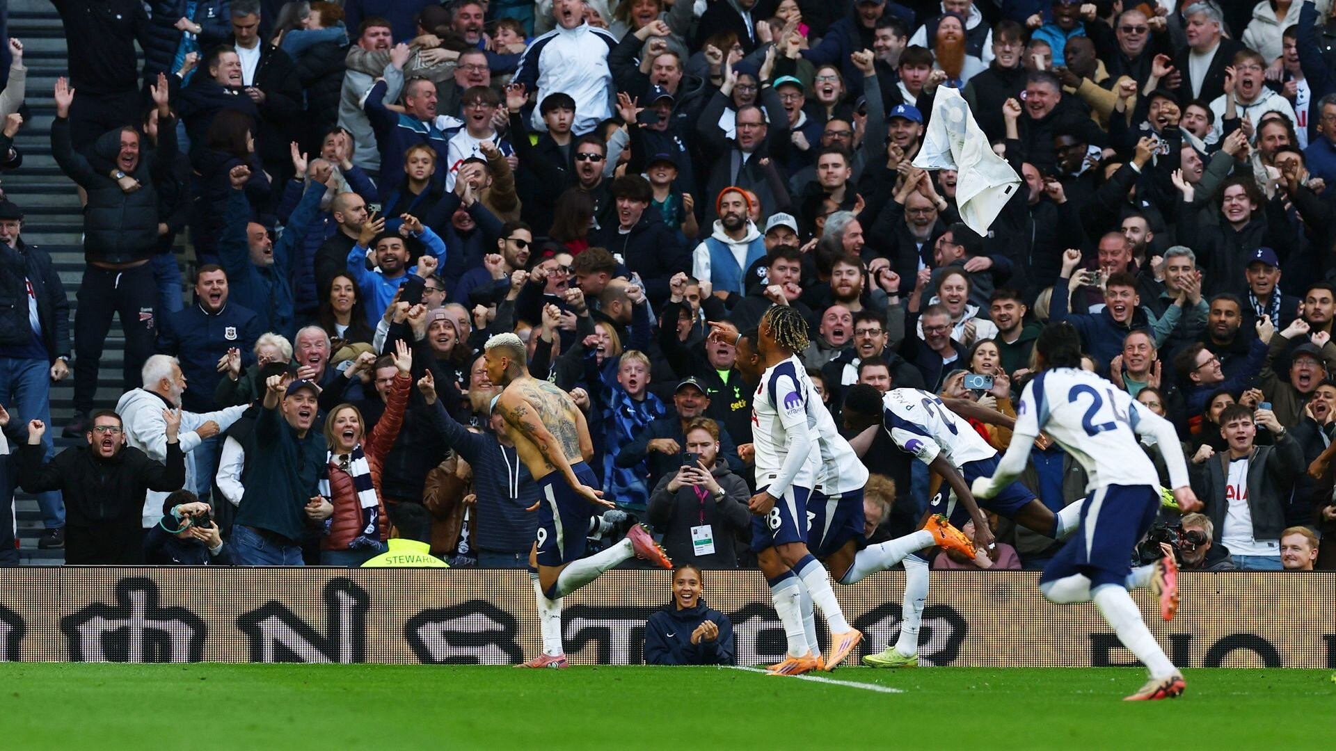 resources_premierleague_pulselive_com 2025 11 08T142010Z_159070009_UP1ELB813TLDT_RTRMADP_3_SOCCER ENGLAND TOT MUN (1).jpg