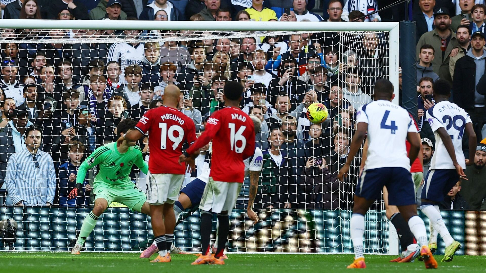 resources_premierleague_pulselive_com 2025 11 08T142010Z_159070009_UP1ELB813TLDT_RTRMADP_3_SOCCER ENGLAND TOT MUN.jpg