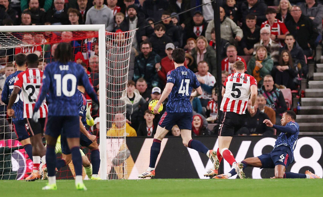 resources_premierleague_pulselive_com 2025 11 08T181050Z_1107824695_UP1ELB81EI1WZ_RTRMADP_3_SOCCER ENGLAND SUN ARS.jpg