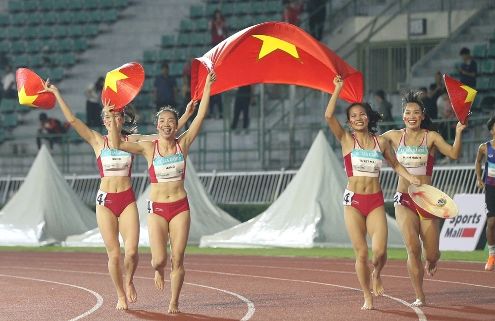 https://vms-files.vietnamnet.vn/vps_images/000001/000003/2025/12/16/4x400m-tiep-suc-nu-hcv-2-3276-3277-3278.jpg?width=0&s=mkvMhHVLs-Jb7_PXCvqmMw