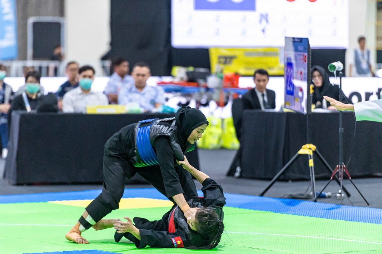 https://vms-files.vietnamnet.vn/vps_images/000001/000003/2025/12/17/hai-quyen-hcb-pencak-silat-1239.jpg?width=0&s=ZmJjIDVvHschBmZybAGDOA