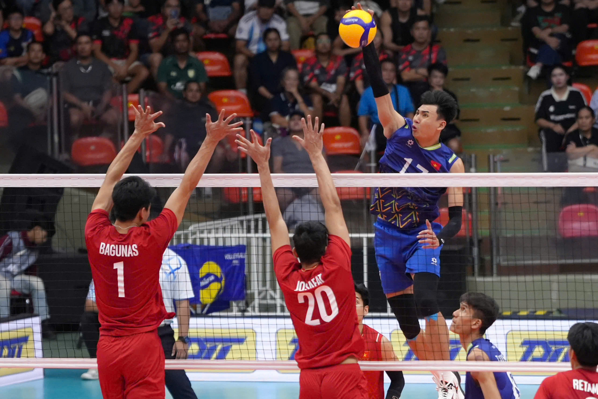 Bong chuyen nam Viet Nam Philippines 4.jpg