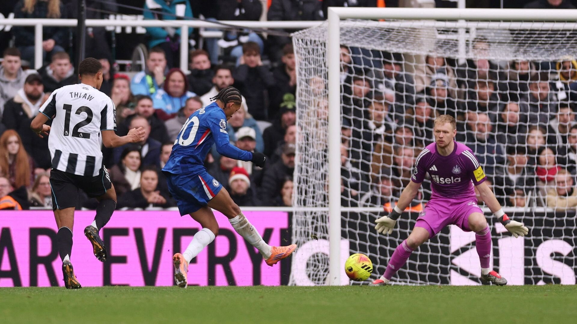 resources_premierleague_pulselive_com 2025 12 20T135912Z_94806098_UP1ELCK12UNDN_RTRMADP_3_SOCCER ENGLAND NEW CHE.jpg