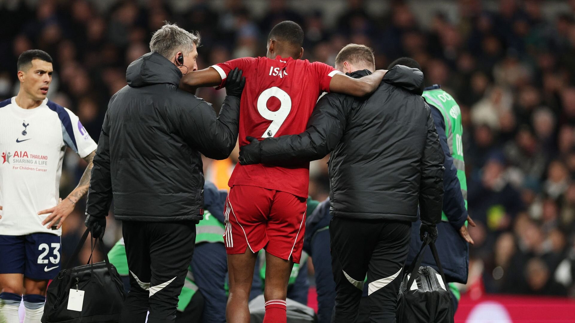 resources_premierleague_pulselive_com 2025 12 20T185147Z_2073664959_UP1ELCK1GE9R2_RTRMADP_3_SOCCER ENGLAND TOT LIV (2).jpg