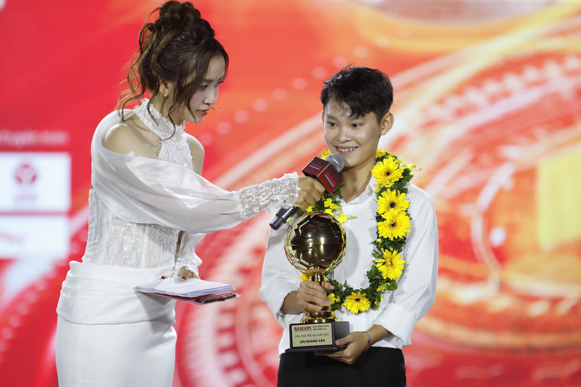 Trực tiếp Quả bóng vàng Việt Nam: Đình Bắc giành giải trẻ Qua bong vang Viet Nam 12.jpg