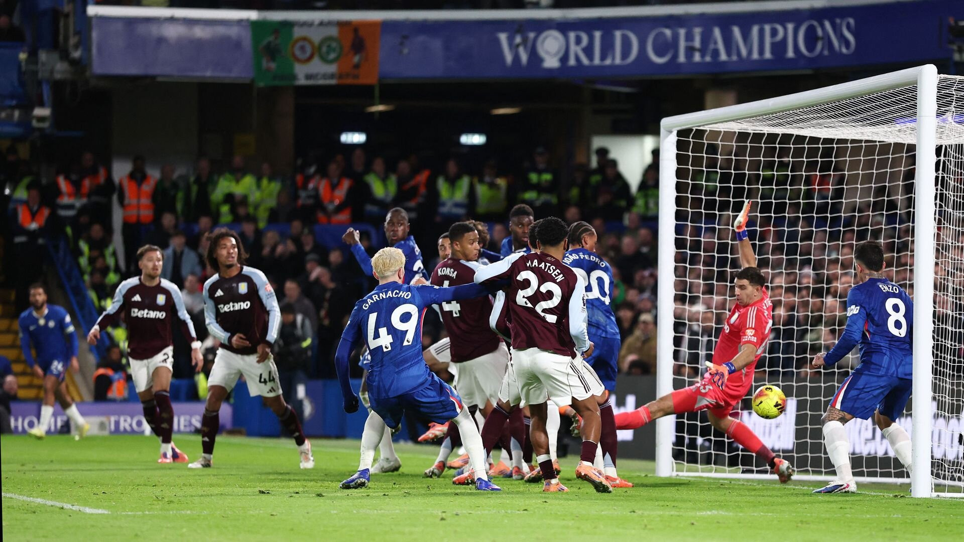 resources_premierleague_pulselive_com 2025 12 27T180942Z_1607589284_UP1ELCR1EG4YD_RTRMADP_3_SOCCER ENGLAND CHE AVL (1).jpg