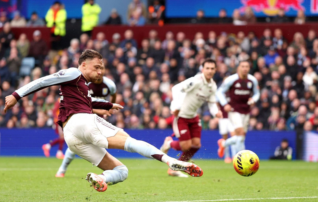 resources_premierleague_pulselive_com 2025 12 06T131007Z_1746257048_UP1ELC610KTP7_RTRMADP_3_SOCCER ENGLAND AVL ARS.jpg