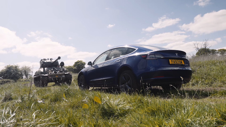 Cựu binh 98 tuổi lái xe tăng nghiền nát xe điện Tesla để phản đối Elon Musk