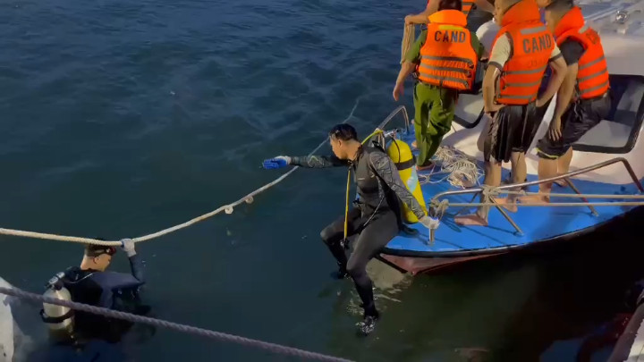 Vụ lật tàu ở vịnh Hạ Long: Huy động người nhái tìm hàng chục nạn nhân mất  tích
