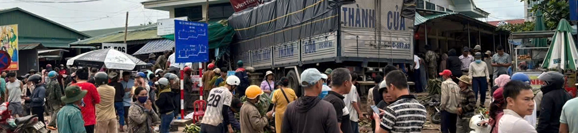 Xe tải lao vào chợ chuối khiến 3 người chết ở Quảng Trị