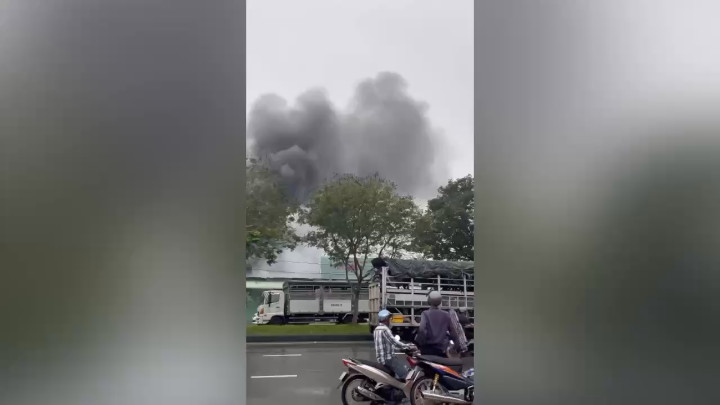 Cháy kho hàng ở TPHCM, khói đen bốc cao hàng chục mét