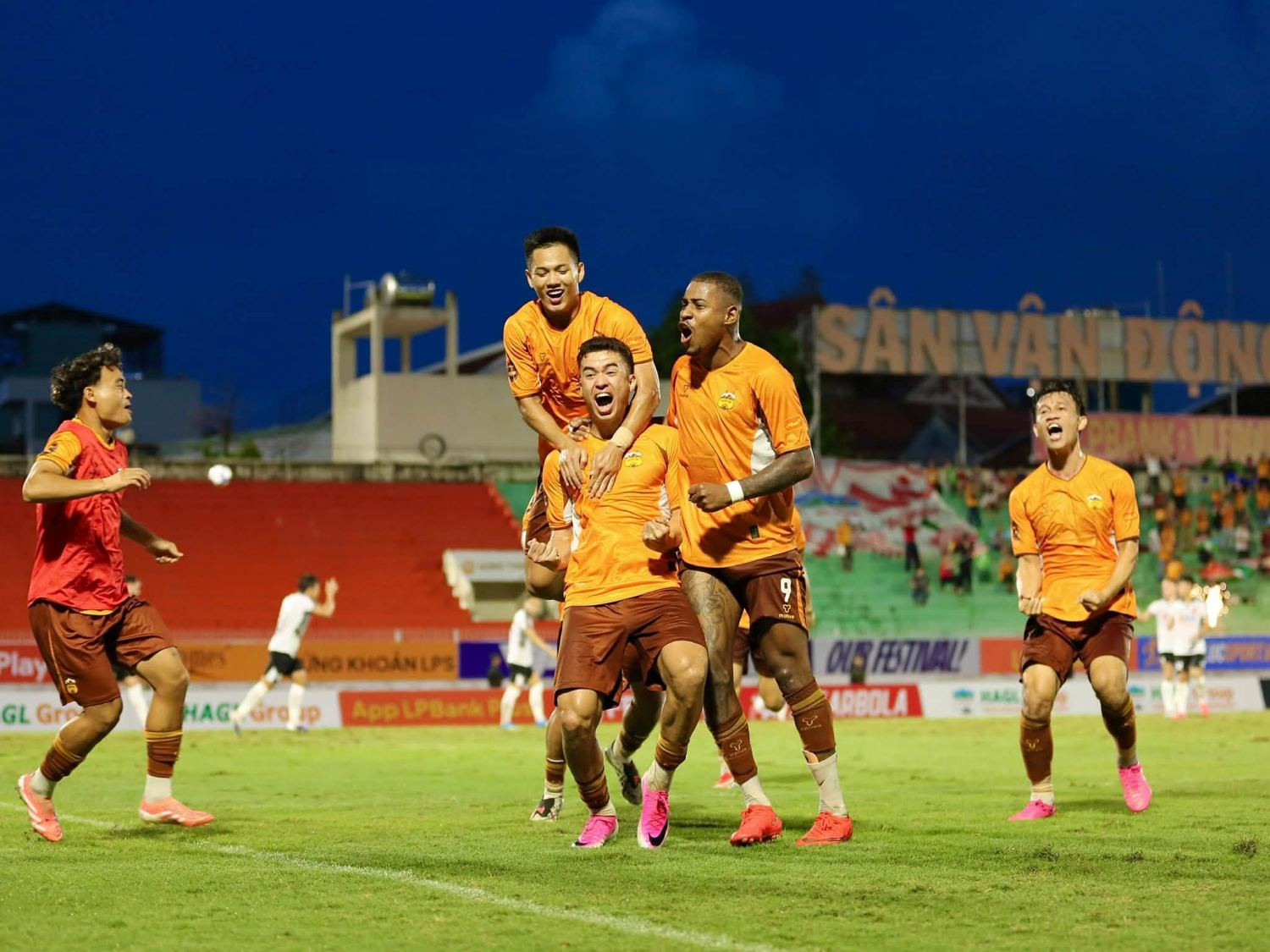 https://vms-files.vietnamnet.vn/vps_images/000001/000003/2026/10/10/hagl-vs-da-nang-1-1677.jpg?width=0&s=uhtg4T1TU4WEWjl6aPOmCA