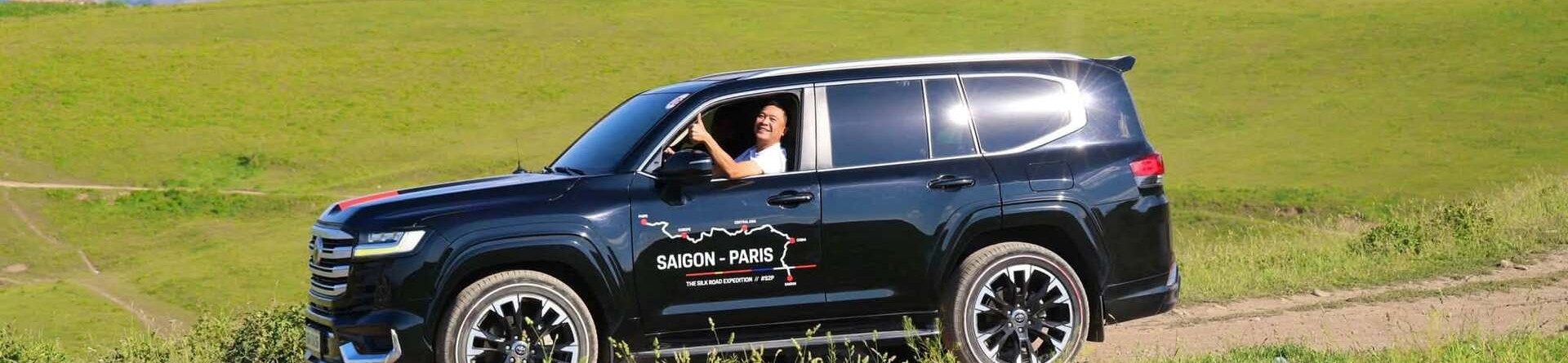 Khách Việt lái xe khám phá thế giới