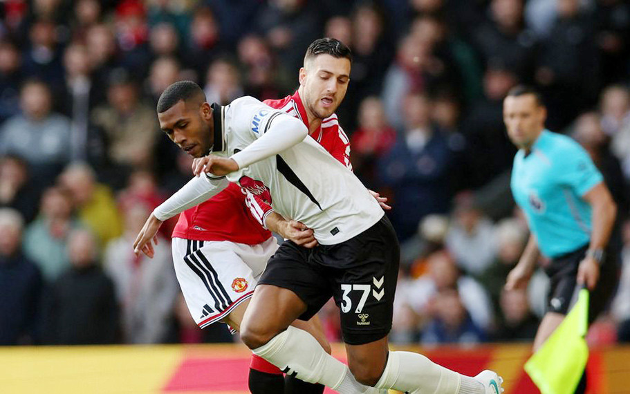 resources_premierleague_pulselive_com 2026 10 25T140418Z_2106135500_UP1EMAP1335G9_RTRMADP_3_SOCCER ENGLAND MUN BOU.jpg