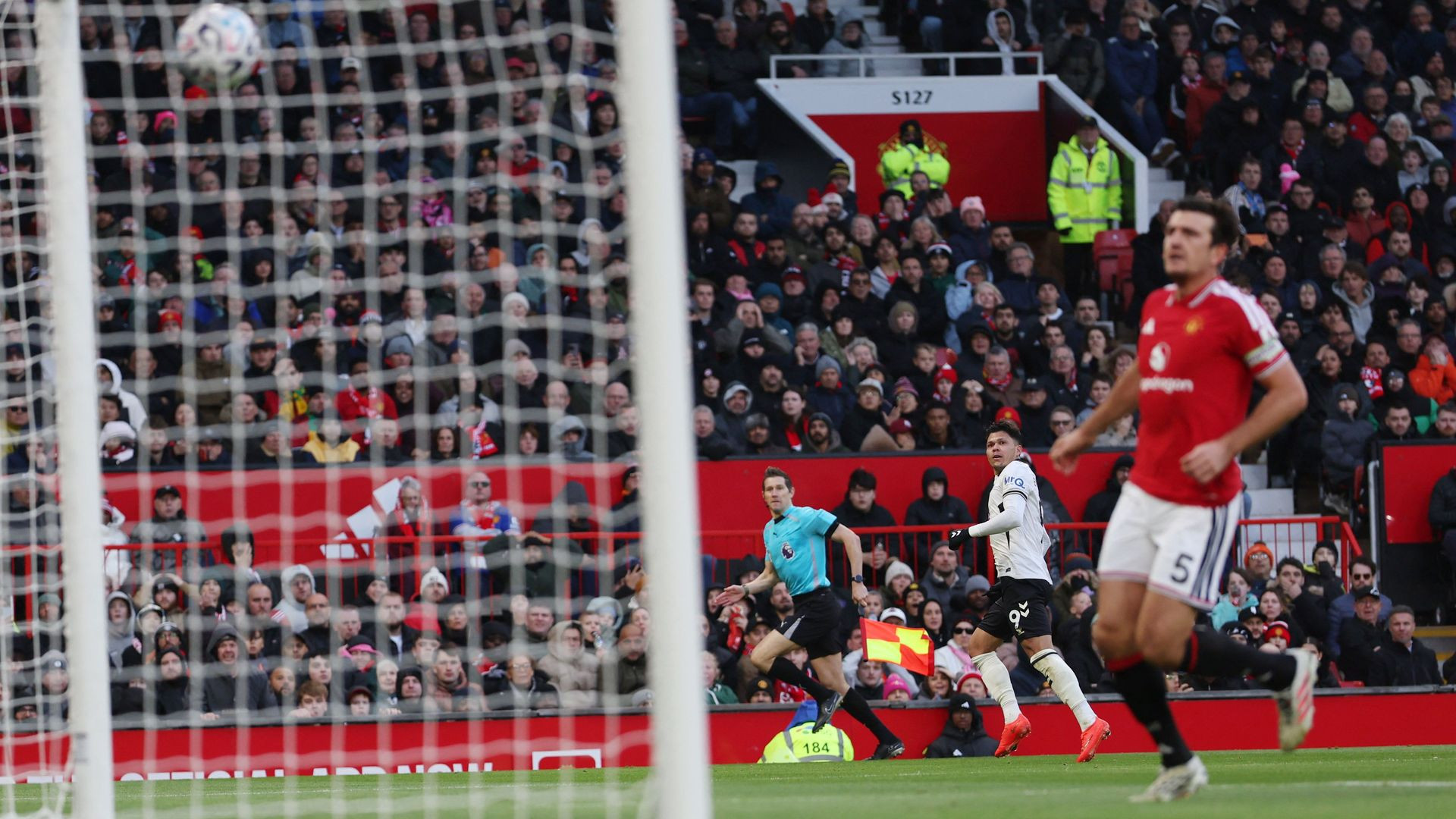 resources_premierleague_pulselive_com 2026 10 25T153335Z_1180310856_UP1EMAP177YQK_RTRMADP_3_SOCCER ENGLAND MUN BOU.jpg