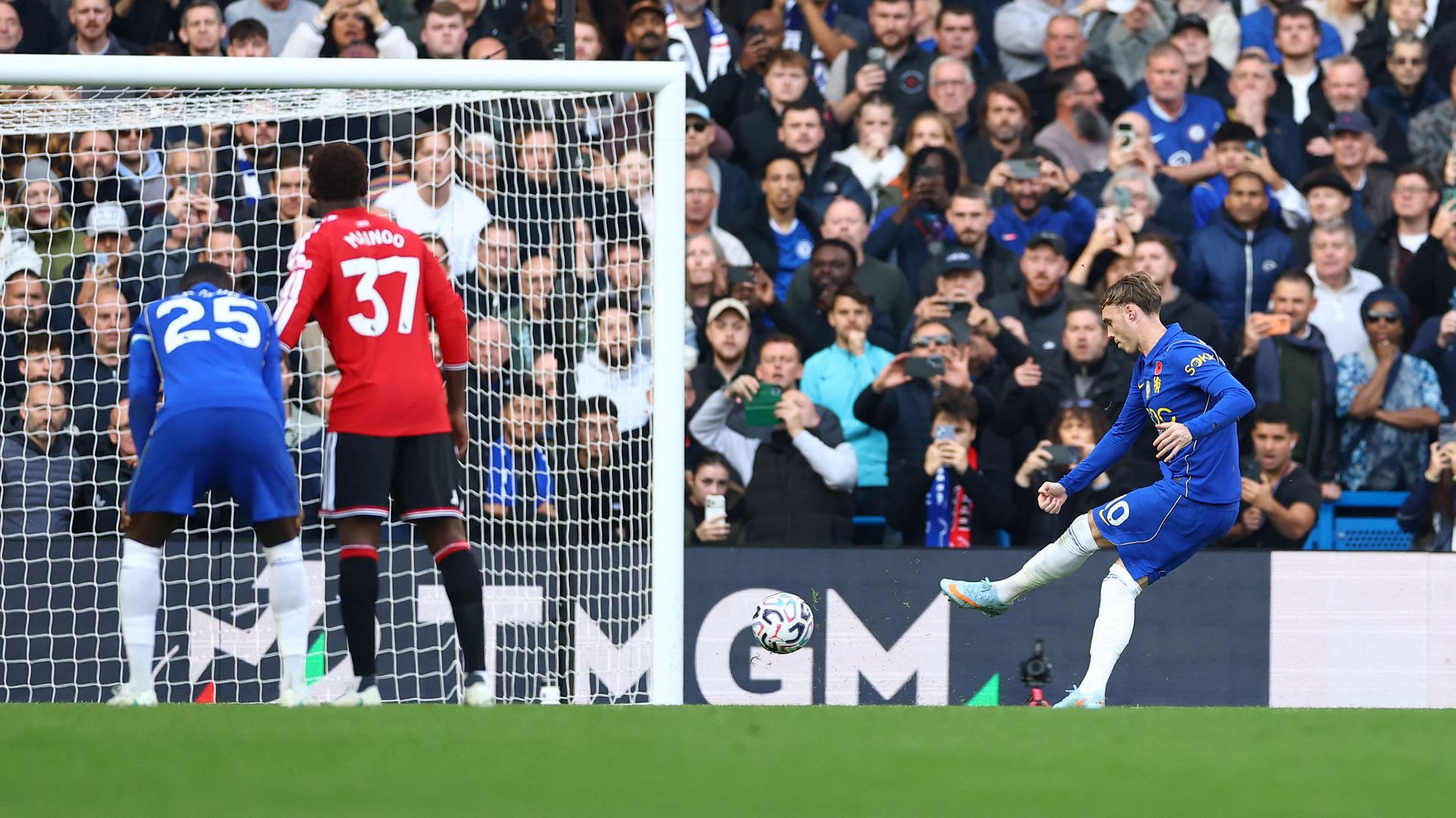resources_premierleague_pulselive_com 2026 10 31T135347Z_1522961437_UP1EMAV12LMFZ_RTRMADP_3_SOCCER ENGLAND CHE MUN (1).jpg