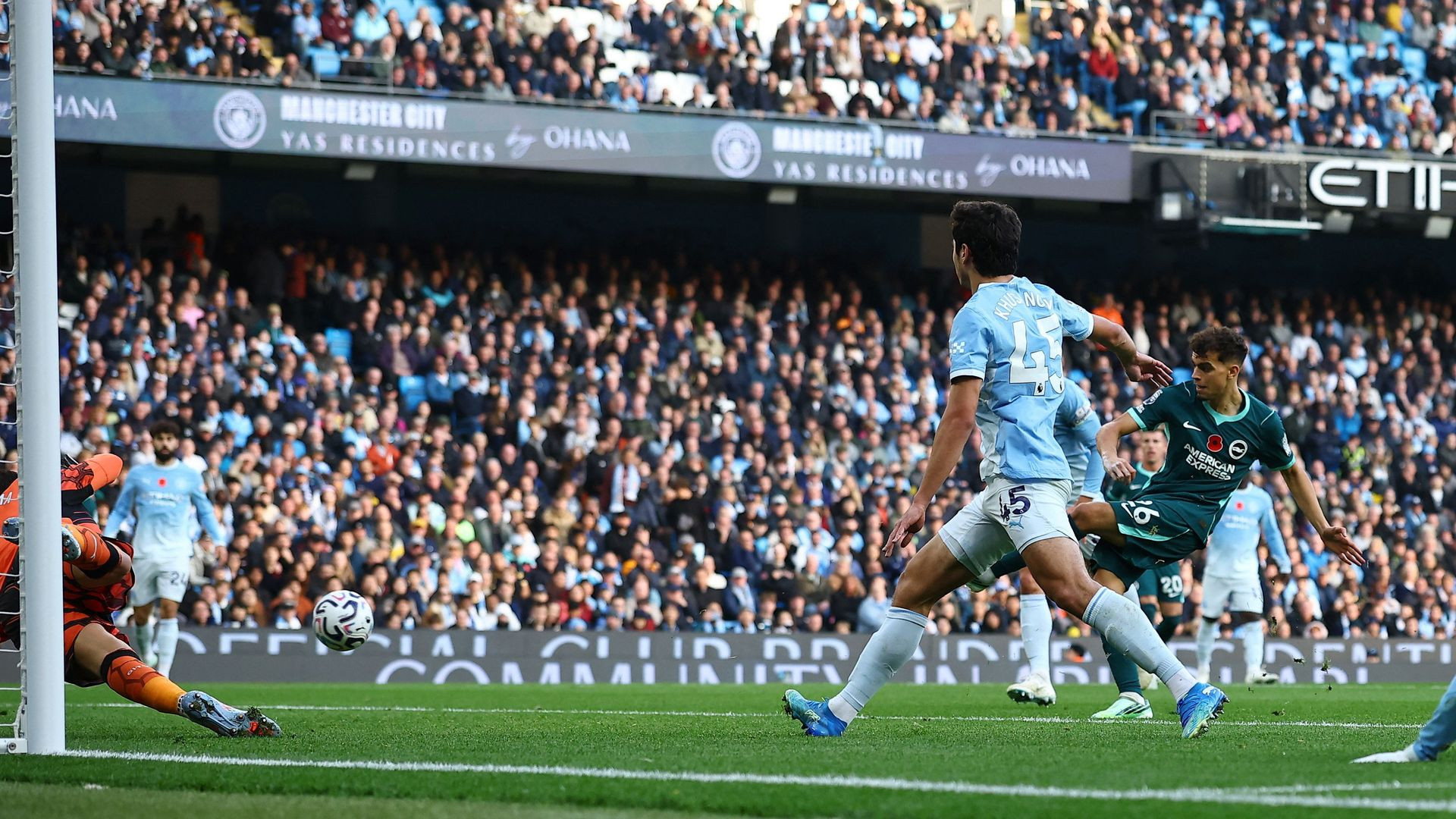 resources_premierleague_pulselive_com 2026 10 31T151412Z_410294691_UP1EMAV16BMLR_RTRMADP_3_SOCCER ENGLAND MCI BHA.jpg