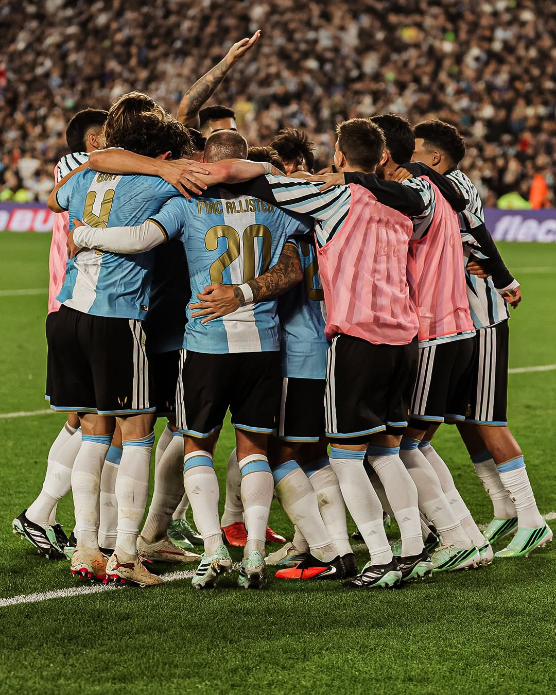 https://vms-files.vietnamnet.vn/vps_images/000001/000003/2026/10/7/messi-3-809.jpeg?width=0&s=lqkbQV4Mpi6VgdNqQuUOzA