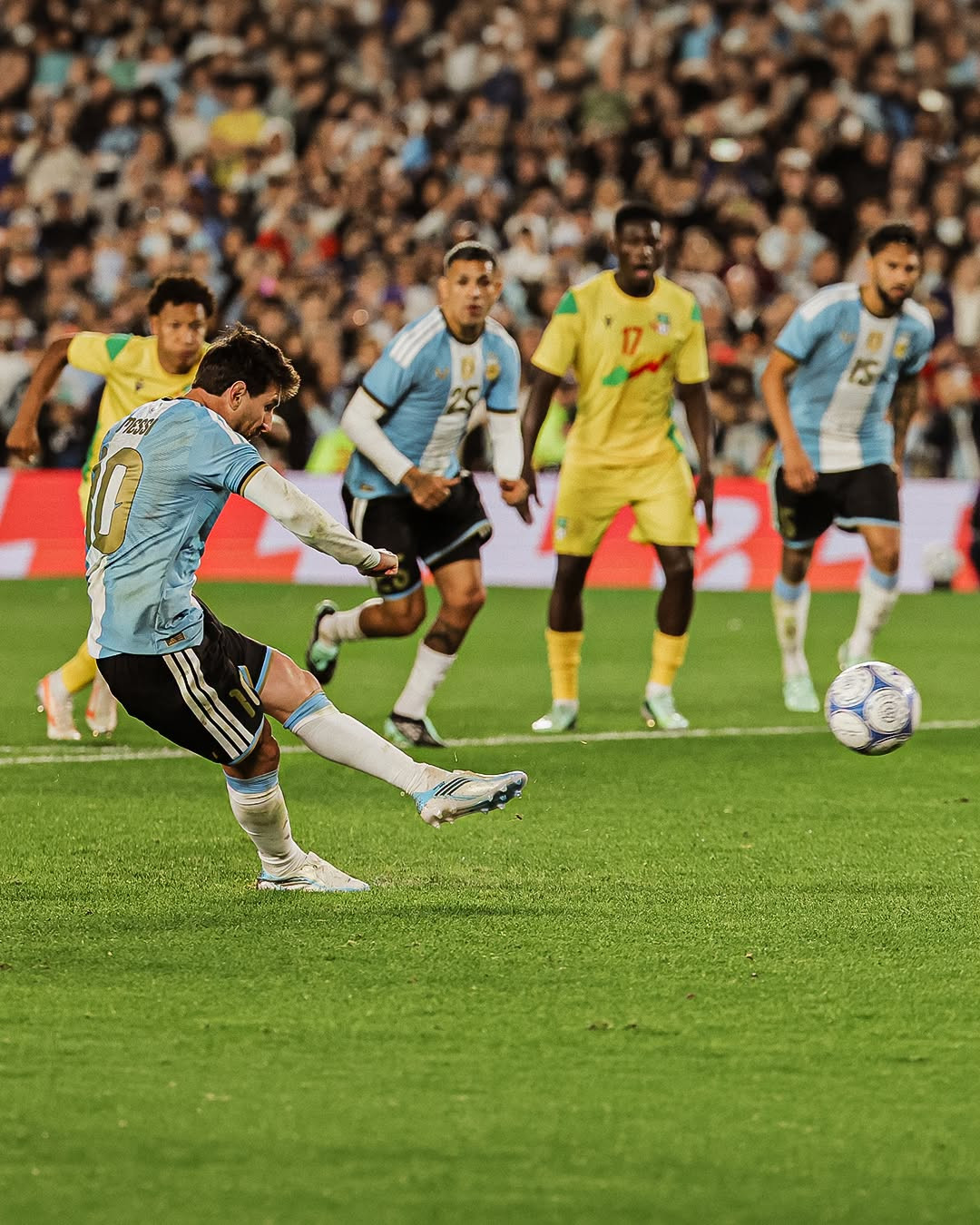 https://vms-files.vietnamnet.vn/vps_images/000001/000003/2026/10/7/messi-4-808.jpeg?width=0&s=n7Y8VoRoH798uUSIPuEl2g