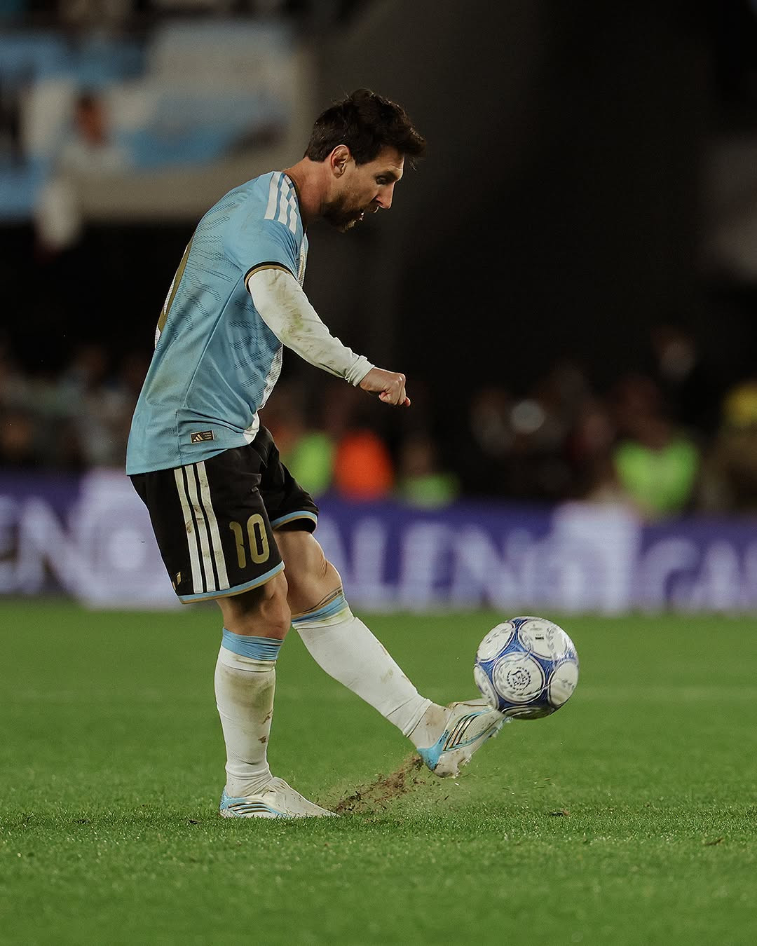https://vms-files.vietnamnet.vn/vps_images/000001/000003/2026/10/7/messi-5-611.jpeg?width=0&s=h17k-fT5jEvQNMn5UhFE_Q