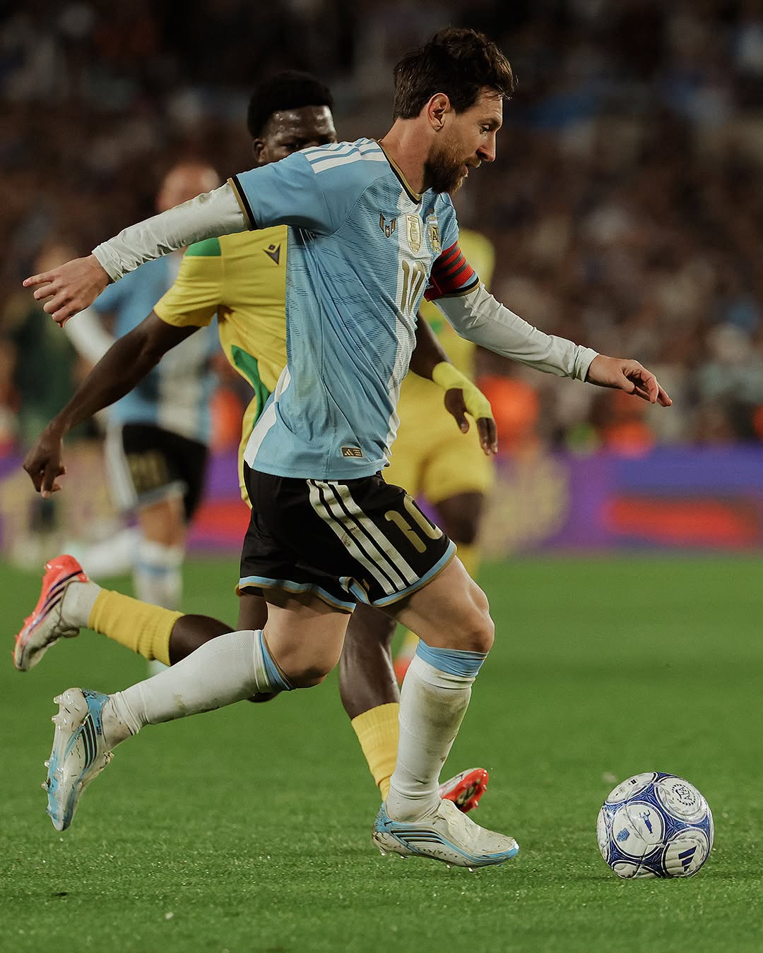 https://vms-files.vietnamnet.vn/vps_images/000001/000003/2026/10/7/messi-6-612.jpeg?width=0&s=bUJRPnSjaBmyEuzHOunOYQ