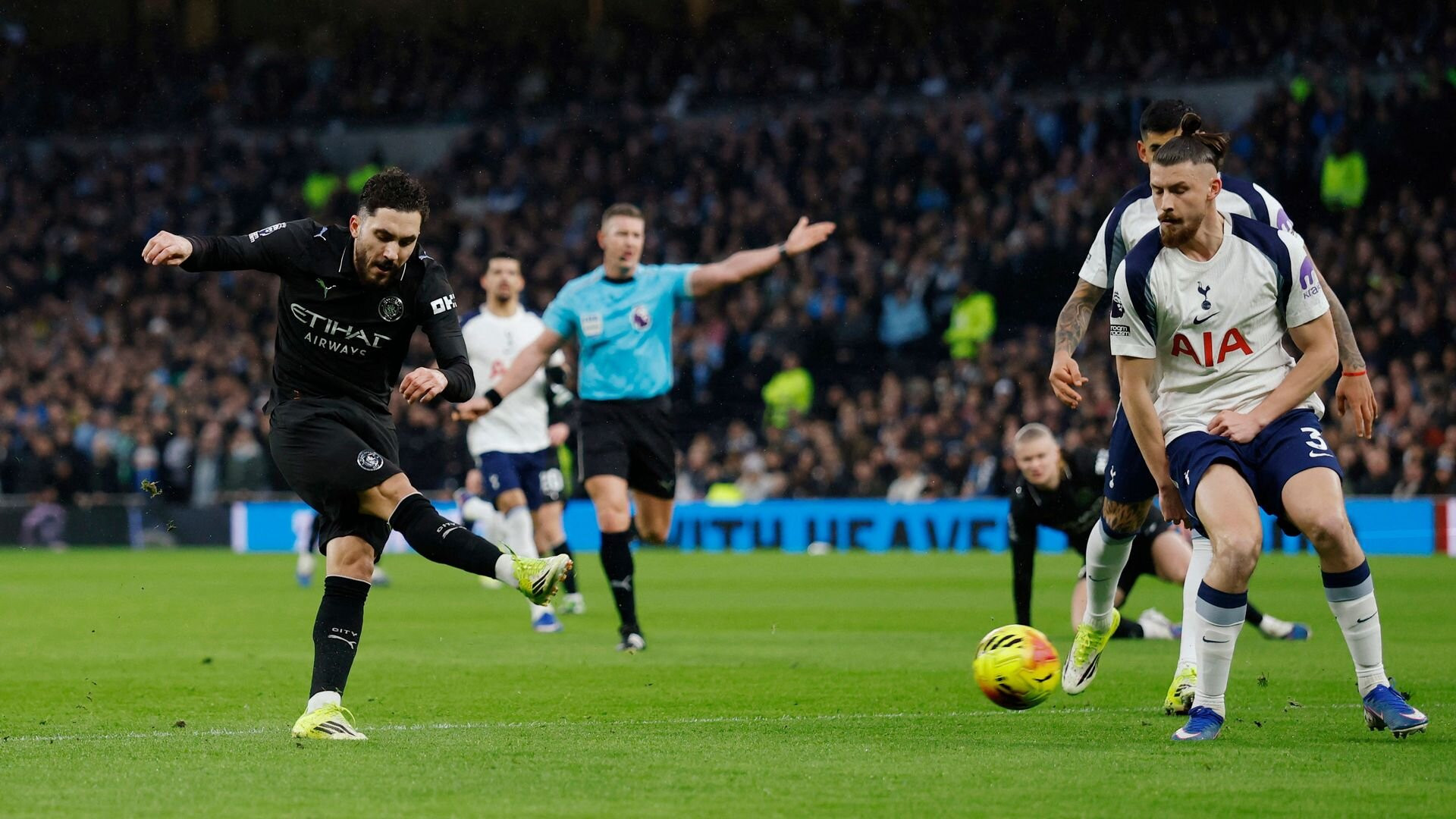 resources_premierleague_pulselive_com 2026 02 01T164314Z_484745352_UP1EM211AG14B_RTRMADP_3_SOCCER ENGLAND TOT MCI (1).jpg