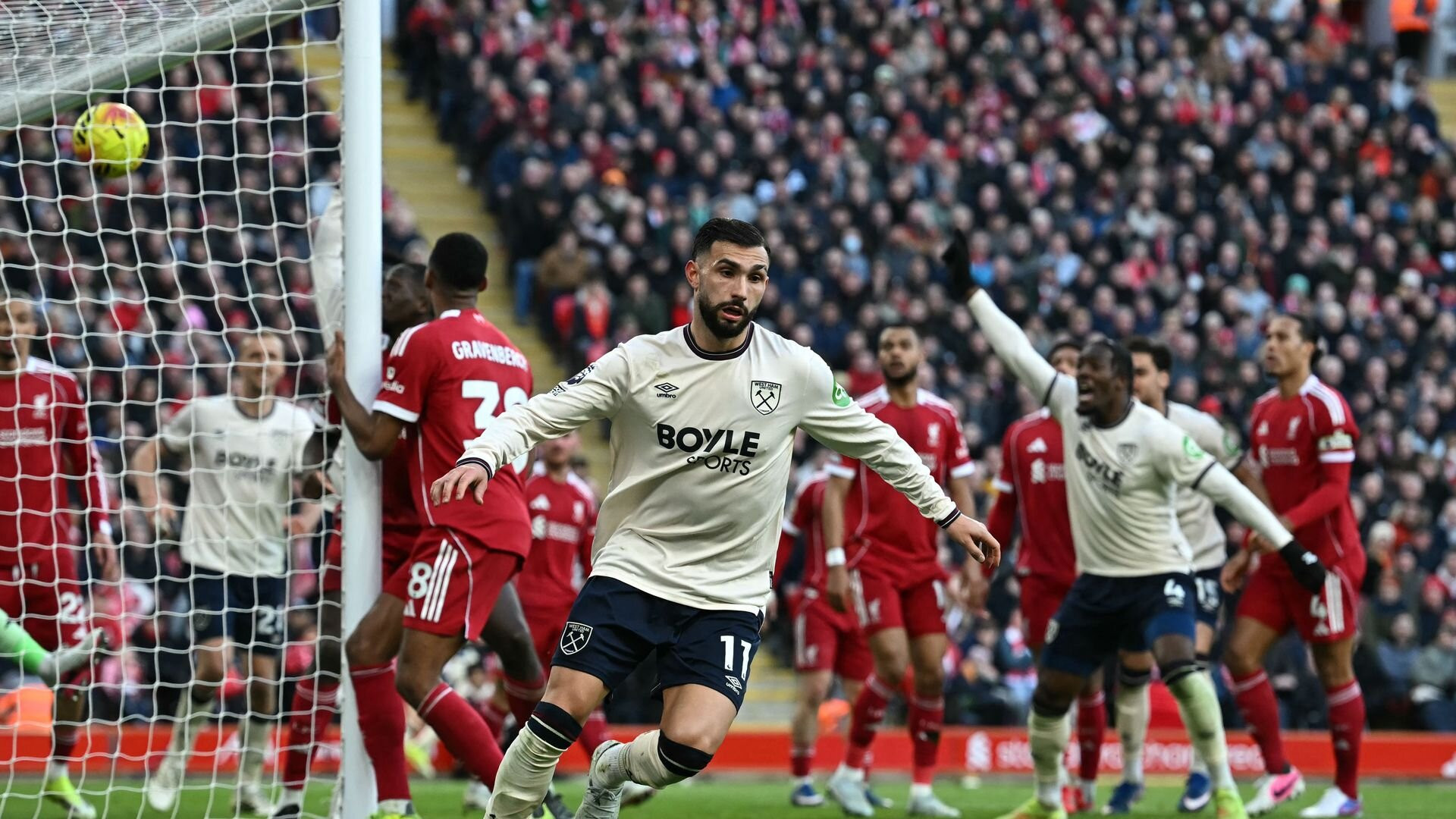 resources_premierleague_pulselive_com 2263511204 (2).jpg