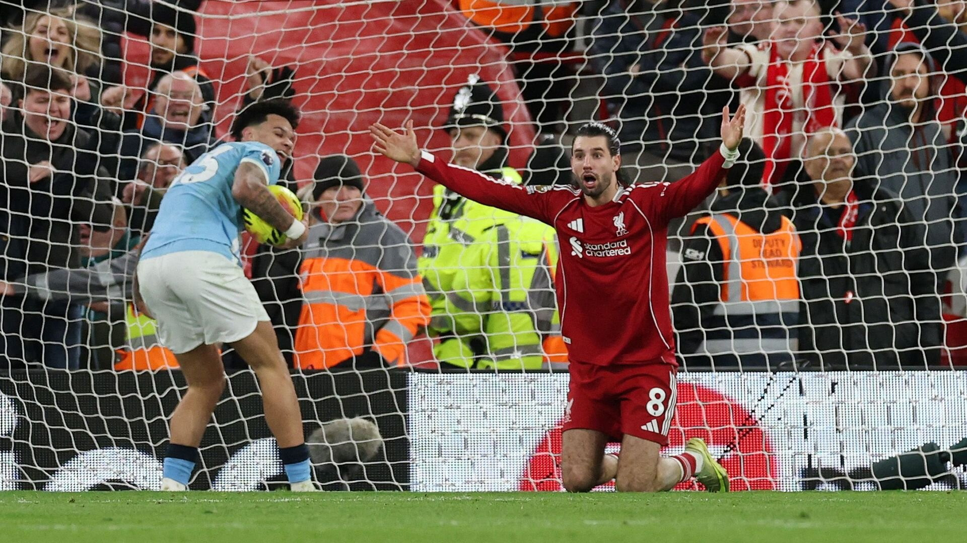 resources_premierleague_pulselive_com 2026 02 08T183336Z_1157871012_UP1EM281FJZAI_RTRMADP_3_SOCCER ENGLAND LIV MCI (2).jpg