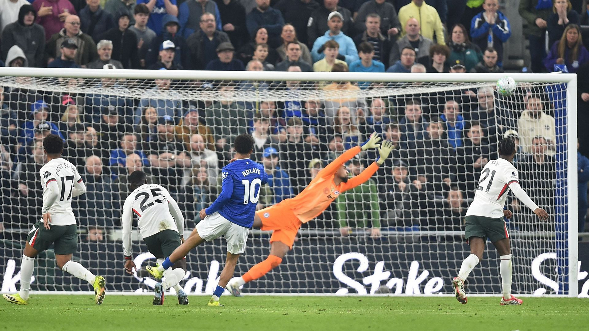 resources_premierleague_pulselive_com 2026 03 21T190709Z_1189722425_UP1EM3L1H3WHJ_RTRMADP_3_SOCCER ENGLAND EVE CHE (1).jpg