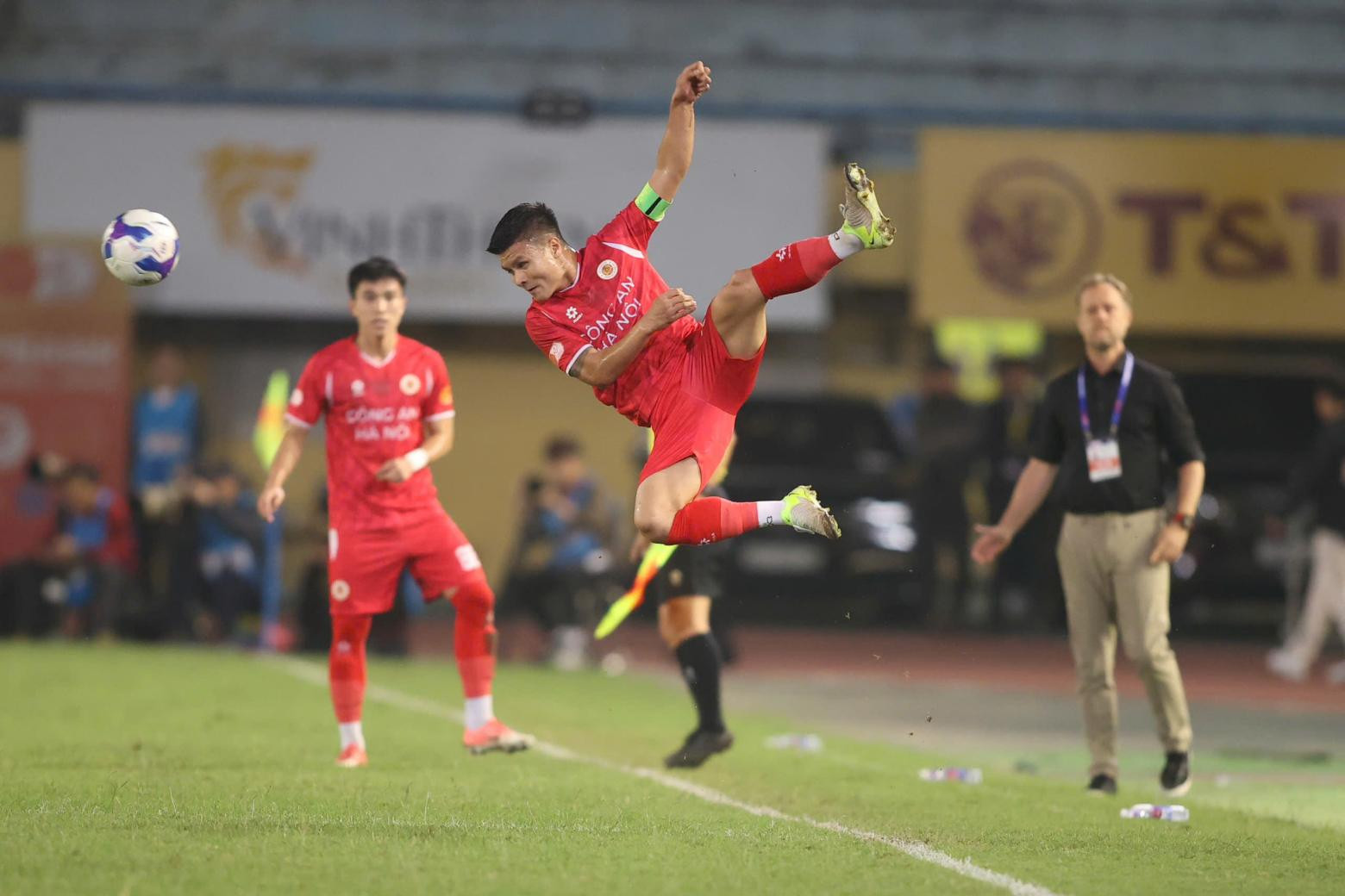 ha noi vs cahn quang hai.jpg