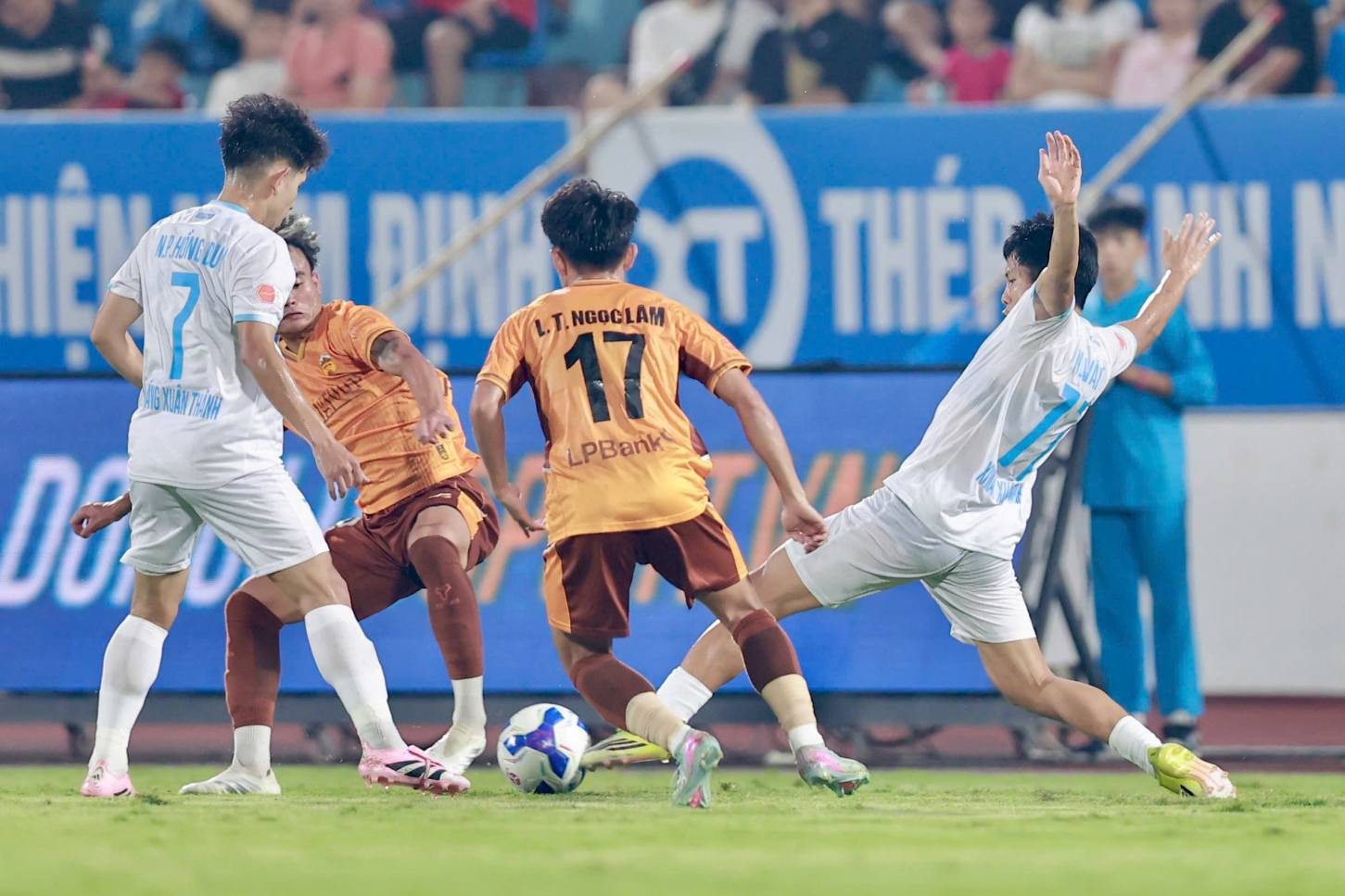 nam dinh vs hagl 1.jpg