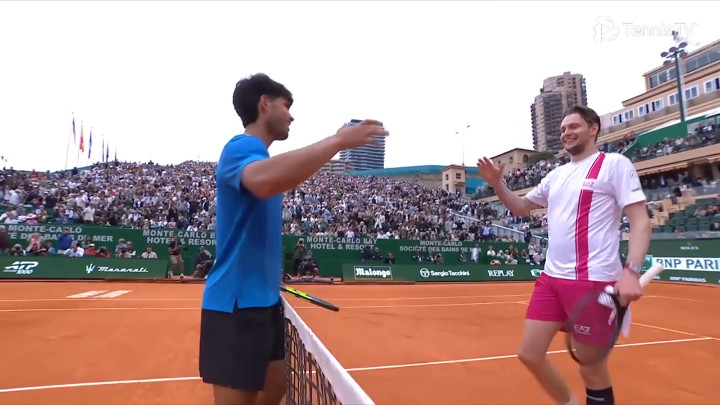 Carlos Alcaraz dạo chơi lấy v&eacute; b&aacute;n kết Monte Carlo