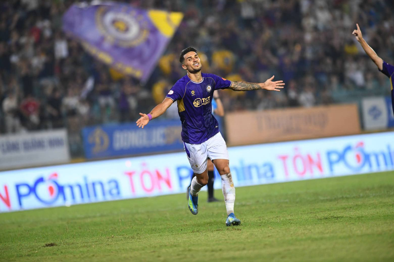 Hoàng Hên chói sáng, Hà Nội FC tìm lại nụ cười https://vms-files.vietnamnet.vn/vps_images/000001/000003/2026/4/12/hoang-hen-ha-noi-1945.jpg?width=0&s=hYabqNfgXNYC6LtAjTeuTA