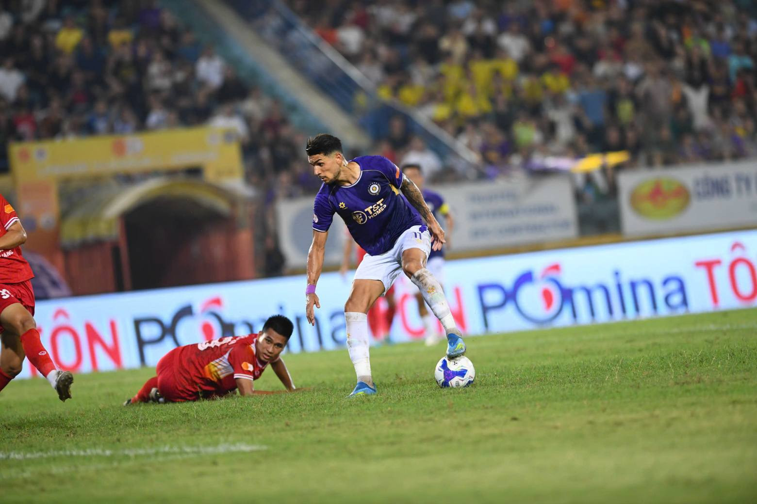 Hoàng Hên chói sáng, Hà Nội FC tìm lại nụ cười https://vms-files.vietnamnet.vn/vps_images/000001/000003/2026/4/12/hoang-hen-ha-noi-3-1944.jpg?width=0&s=Oz8VR_0tYQJLwhNKfbbz_g