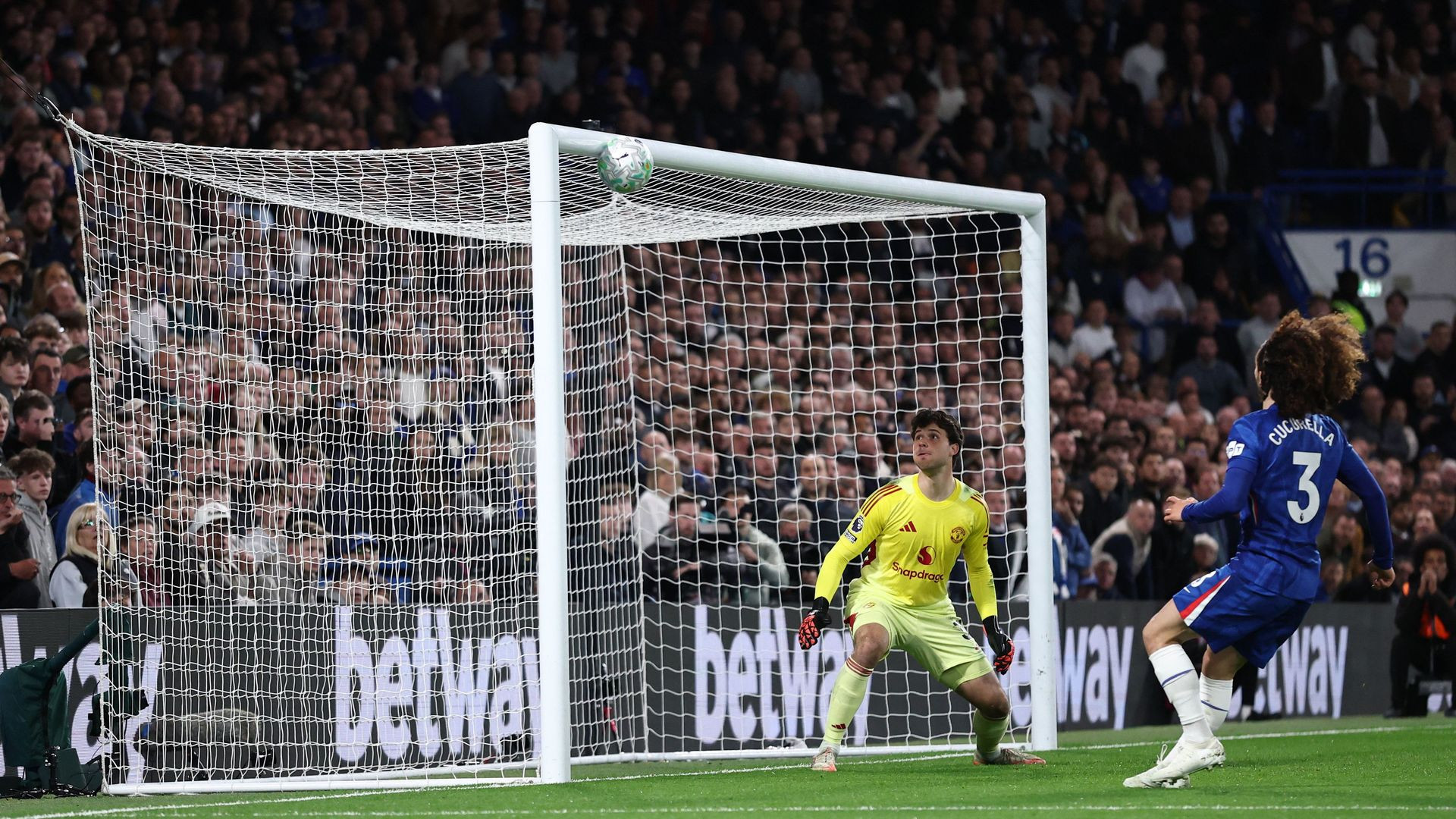 resources_premierleague_pulselive_com 2026 04 18T201949Z_314584582_UP1EM4I1KGZ1H_RTRMADP_3_SOCCER ENGLAND CHE MUN (2).jpg