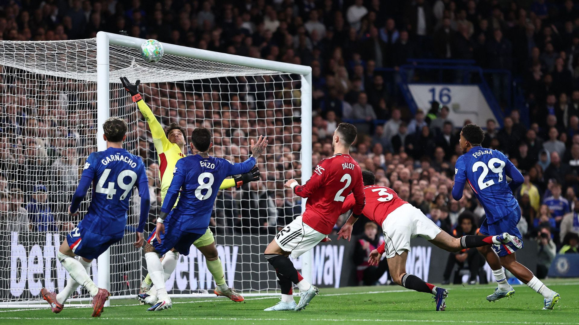 resources_premierleague_pulselive_com 2026 04 18T203200Z_293811561_UP1EM4I1L1A1R_RTRMADP_3_SOCCER ENGLAND CHE MUN.jpg