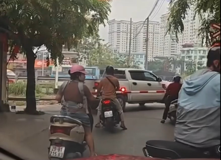 Clip 'thót tim' xe bán tải bất chấp lao qua gác chắn tàu ở Hà Nội