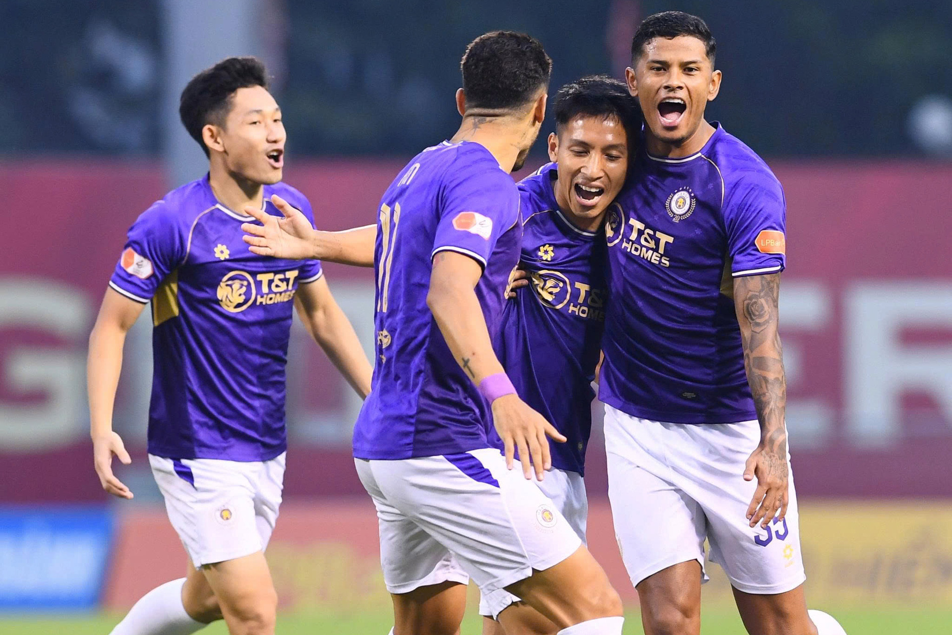 Hà Nội thắng Ninh Bình sau màn rượt đuổi siêu kịch tính Hung Dung Ninh Binh Ha Noi 2.jpg