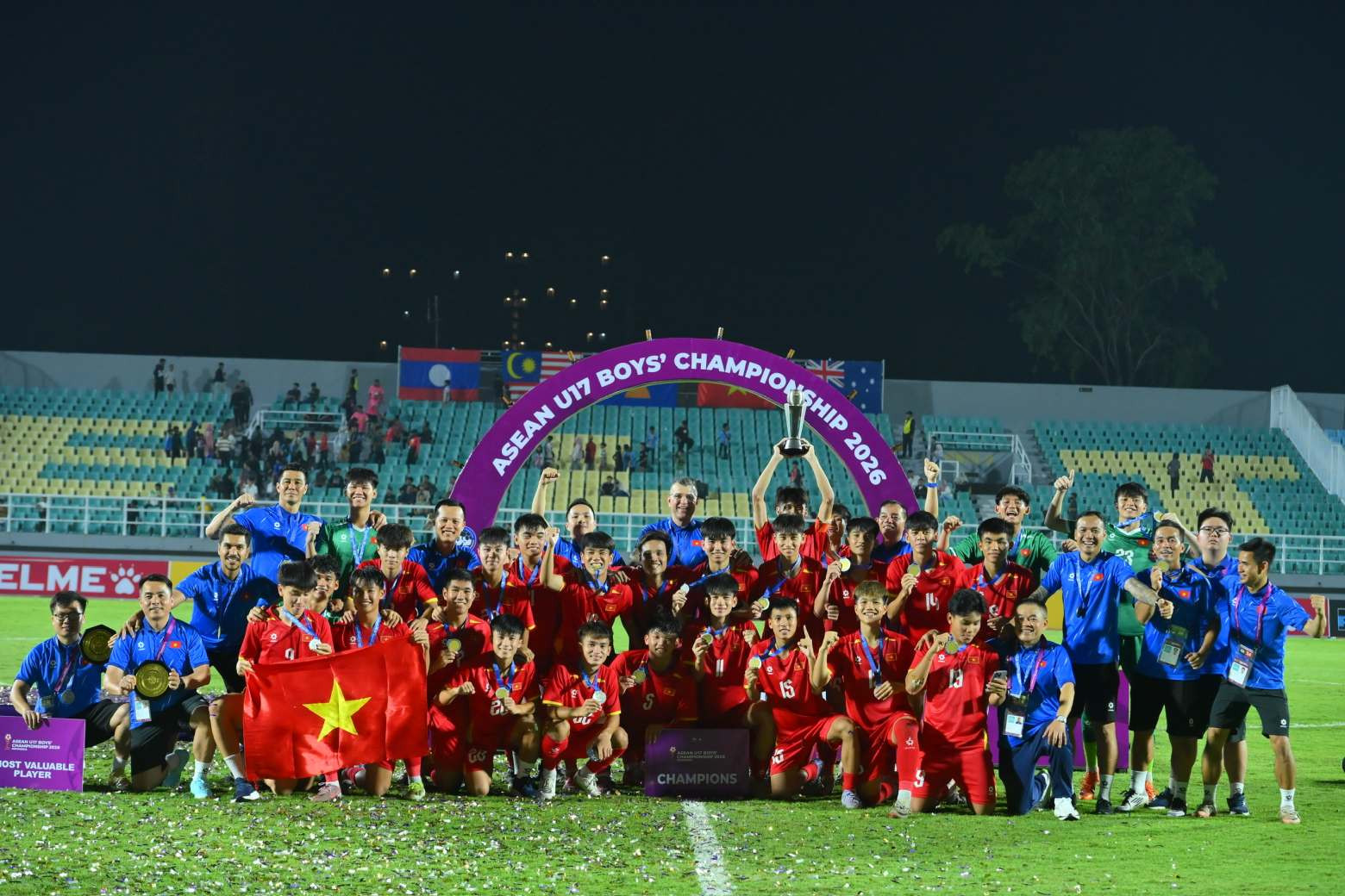 U17 Việt Nam thắng tưng bừng Malaysia, vô địch Đông Nam Á https://vms-files.vietnamnet.vn/vps_images/000001/000003/2026/4/24/u17-viet-nam-4-3742.jpg?width=0&s=UCLbPep5Wg2PRnhZSgD1Lw