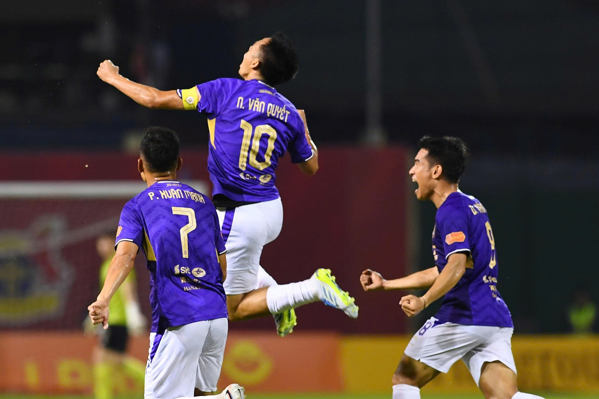 Hà Nội thắng Ninh Bình sau màn rượt đuổi siêu kịch tính Van Quyet Ninh Binh Ha Noi 2.jpg