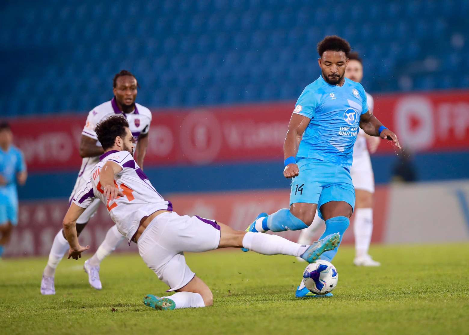 becamex tphcm vs nam dinh 3.jpg