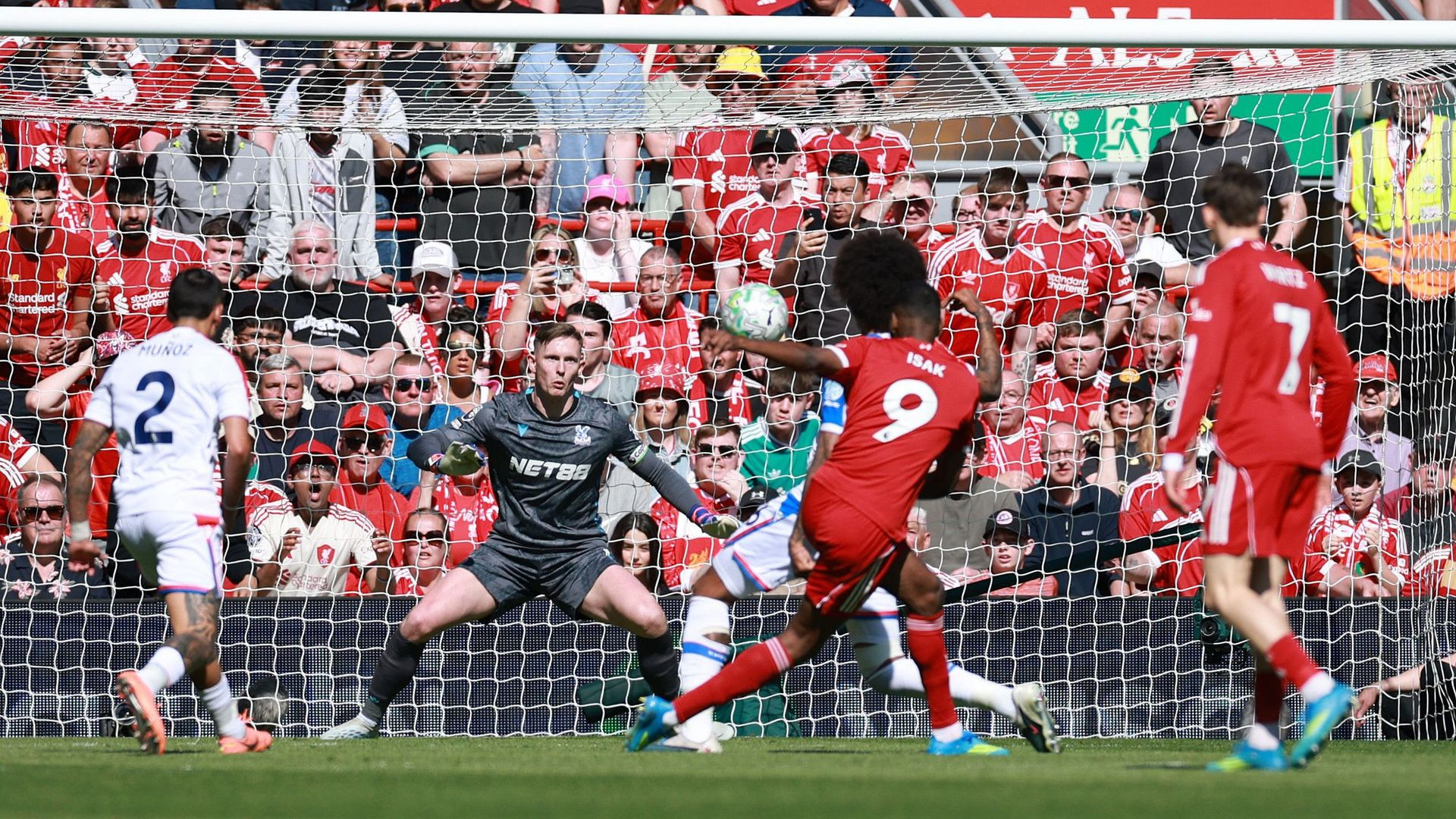 resources_premierleague_pulselive_com 2026 04 25T143702Z_2131491352_UP1EM4P14LOX5_RTRMADP_3_SOCCER ENGLAND LIV CRY (1).jpg