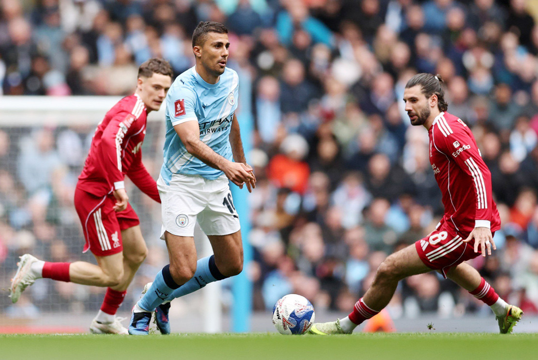 www_thesun_co_uk rodri manchester city runs ball 1071395214.jpg