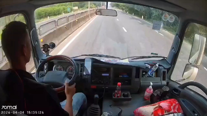 Khoảnh khắc tài xế xe tải cứu bé gái 2 tuổi giữa quốc lộ