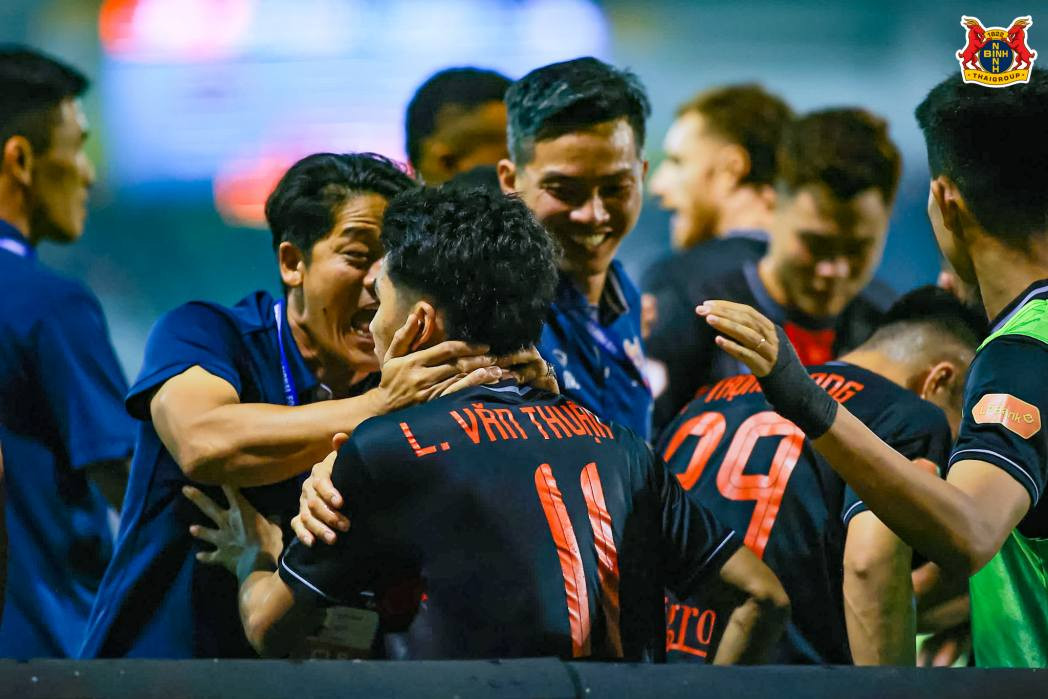 Sao U23 Việt Nam ghi tuyệt phẩm giúp Ninh Bình thắng ngược HAGL https://vms-files.vietnamnet.vn/vps_images/000001/000003/2026/4/6/van-thuan-ninh-binh-3-671.jpg?width=0&s=84bnBDsYErwANyH92zox9w