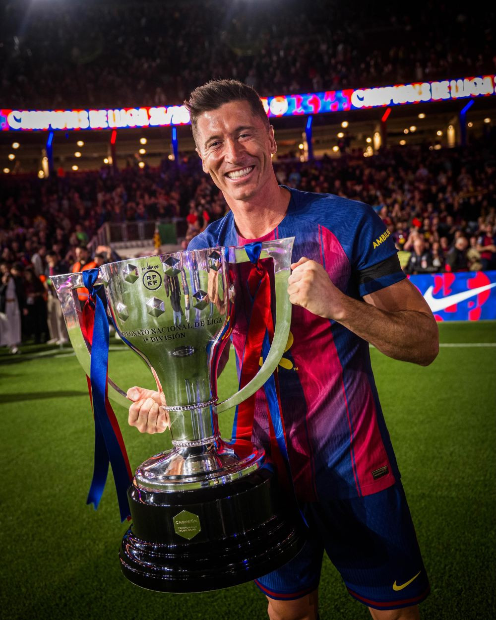 https://vms-files.vietnamnet.vn/vps_images/000001/000003/2026/5/11/barca-vo-dich-la-liga-3-439.jpg?width=0&s=e4rwEx-fCVBas1o2WW02Xw