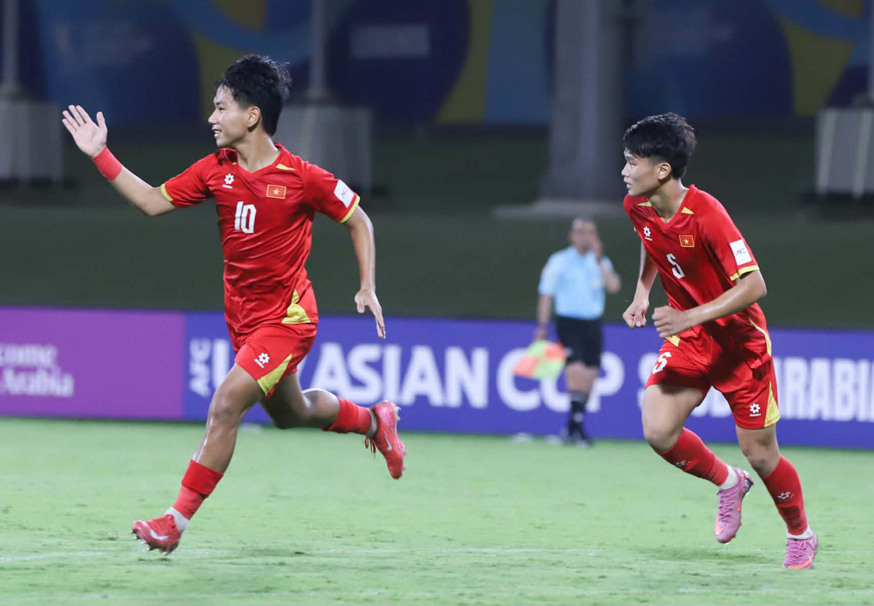 https://vms-files.vietnamnet.vn/vps_images/000001/000003/2026/5/14/u17-viet-nam-uae-5-197.jpg?width=0&s=EB6RcTyNcoH4aMZdaX6qEw