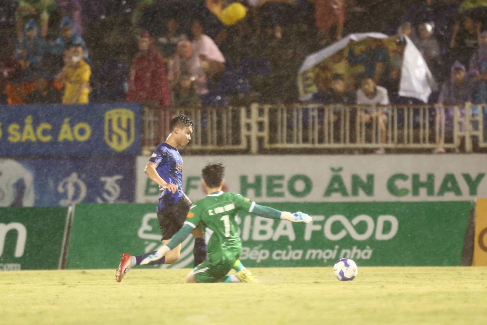 https://vms-files.vietnamnet.vn/vps_images/000001/000003/2026/5/3/slna-vs-hagl-cao-van-binh-1743.jpg?width=0&s=VvGEskLmMugb_beyUven7Q
