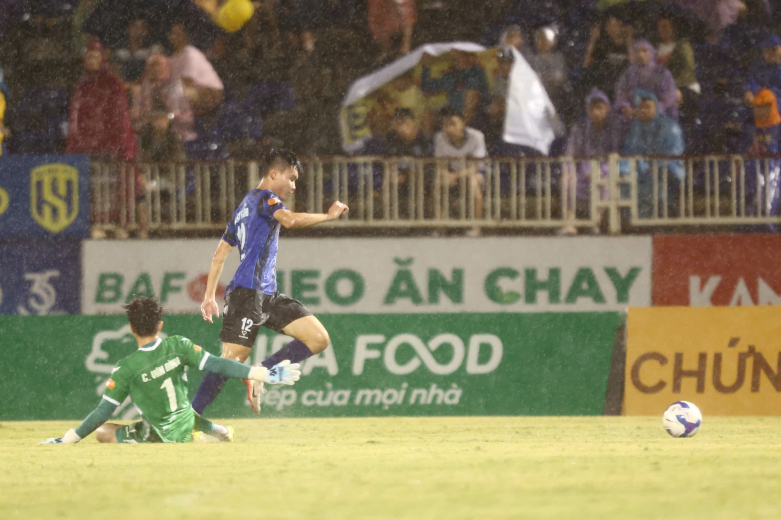 https://vms-files.vietnamnet.vn/vps_images/000001/000003/2026/5/3/slna-vs-hagl-cao-van-binh-3-1739.jpg?width=0&s=zsmW_Gh4naQHCbEJ0TPAeQ